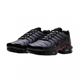 Championes Nike Air Max Plus con diseño degradado de gris a negro, estructura de soporte ondulada, logo Swoosh en rojo y unidades de aire visibles en la entresuela.