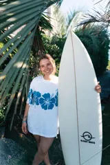 Remerón blanco con estampado de flores azules en el hombro y la manga.