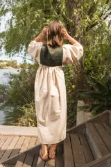 Túnica larga color beige de lino con pechera verde y mangas abullonadas con elástico.