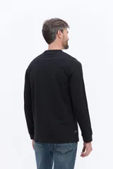 Remera de manga larga con escote redondo, corte regular y logo bordado en el pecho.