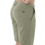 Bermuda de estilo chino en color verde oliva, con cierre de botón y cremallera, bolsillos laterales y trabillas para cinturón.