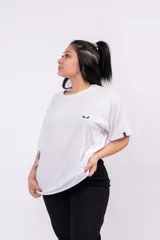 Remerón negro de corte amplio y relajado, con hombros caídos y mangas amplias, confeccionado en algodón suave. Presenta un pequeño logo blanco bordado en el pecho.