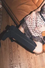 Botas altas de gamuza negra con diseño de doble caña, punta cuadrada y taco cómodo. Cuentan con cierre en los laterales.