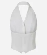 Chaleco sastre de frente única, color blanco, con cuello solapa, cierre frontal con botones y ruedo en punta en forma de V. Presenta un diseño entallado y espalda descubierta.