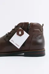 Botas de cuero color marrón con cordones, diseño de puntera reforzada y suela de goma con detalle de costura.