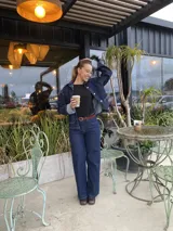 Chaqueta de jean azul oscuro con costuras blancas y lycra.