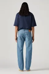 Pantalón de jean celeste de corte recto.