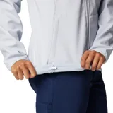 Campera softshell Columbia modelo Kruser Ridge III Softshell color gris, con cuello alto, cierre frontal completo y bolsillos laterales con cierre. Confeccionada con tecnología Omni-Shield que repele la humedad y resiste el viento.