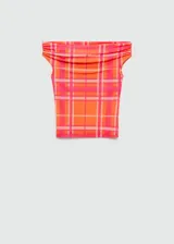 Top corto de escote barco con diseño de hombros descubiertos, confeccionado en tejido elástico con estampado de cuadros en tonos naranja y fucsia.