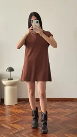 Vestido corto negro de algodón con cuello redondo y mangas cortas.