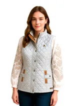 Chaleco beige capitoneado con cierre frontal y cuello de pana marrón.