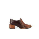 Botín marrón con estampado reptil, cierre lateral con cremallera y taco de madera.