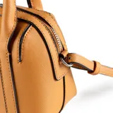 Cartera chica color habano, con correa regulable y asas fijas. Tiene un compartimento principal con cierre, un bolsillo interno con cierre y otro abierto.