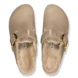 Zuecos Birkenstock modelo Boston Shearling, color tabaco, con empeine de ante, forro interior de piel de borrego sintética, tira ajustable con hebilla metálica grande dorada y suela de corcho y EVA.