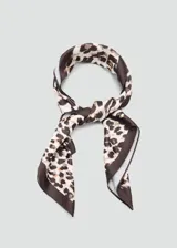 Pañuelo cuadrado de poliéster con estampado animal print tipo leopardo y bordes en tono marrón.