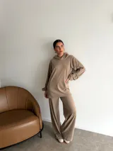 Pantalón de corte recto y holgado, confeccionado en tejido de punto color beige, con cintura elástica.