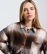 Camisa de manga larga confeccionada en franela de viscosa, con estampado de cuadros en tonos marrones, beige y gris. Presenta cuello clásico, cierre frontal con botones y bolsillo en el pecho.