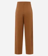 Pantalón de corte recto confeccionado en tejido de modal con mezcla de poliéster y elastano. Presenta un diseño minimalista con cintura elástica y costuras verticales que aportan estructura a la prenda.