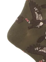 Calcetines de caña media color verde oliva con estampado de cóndores en vuelo. Confeccionados en fibra de bambú con detalles en contraste.
