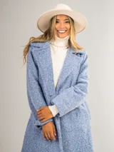 Tapado celeste de paño con doble botonadura, cuello solapa y bolsillos laterales.