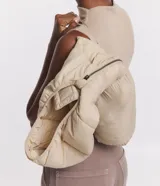 Campera ultra leve Blue Steel, confeccionada en poliamida, con diseño de gajos, capucha, cierre frontal por cremallera, bolsillos laterales con botones y elástico en los puños.