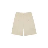 Bermuda de vestir color beige, corte recto y holgado, con bolsillos frontales con solapa y botón.
