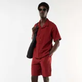 Bermuda de punto grueso color rojo, de corte recto y ajuste cómodo.