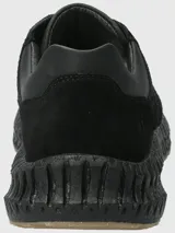 Sneaker urbana de hombre con diseño técnico, confeccionada en una combinación de cuero liso y gamuza. Presenta una suela con tecnología Spinal que ofrece amortiguación y retorno de energía, con base de goma para mayor tracción y estabilidad.
