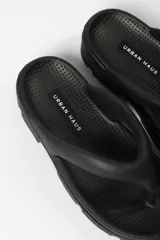 Sandalias tipo ojotas color rosa con plataforma y suela track.