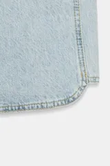 Jeans de tiro bajo con cinco bolsillos, pernera recta y detalle de costuras marcadas en la parte delantera. Cierre frontal con cremallera y botón.