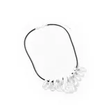 Collar con cordón negro y dijes colgantes plateados en forma de lágrima.