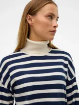 Sweater de punto con cuello alto y mangas largas, diseño a rayas horizontales en azul marino y blanco, con terminaciones en color sólido en el ruedo y puños.