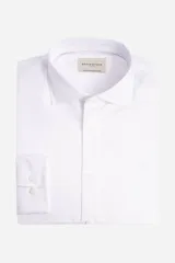 Camisa de manga larga Brooksfield con tejido texturizado tipo dobby, corte slim fit y cuello italiano. Presenta cierre frontal abotonado y puños con doble botón.