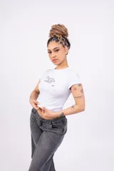 Remera negra de jersey con lycra y estampado frontal con la frase 'Break with the limits of reality' en color blanco.