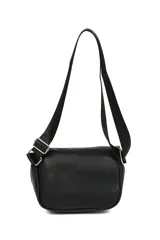 Riñonera de cuero sintético color beige, con correa ajustable negra, cierre principal superior y bolsillo frontal con cierre decorado con tachas metálicas.
