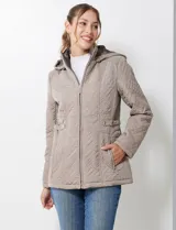 Campera de abrigo color marrón, con diseño capitoneado de costuras entrelazadas en relieve. Presenta cuello alto, capucha desmontable, cierre frontal completo y bolsillos laterales con cierre. Incluye trabas ajustables en la cintura con botones metálicos para entallar la silueta.