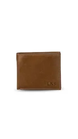 Billetera de cuero color marrón claro con costuras blancas. Cuenta con volante interior con dos visores, tarjeteros, bolsillos, doble repartición para billetes y una repartición con cierre en la parte posterior interna.