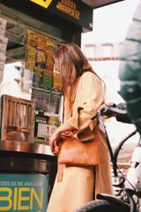 Chaleco color blanco de cuero con dos bolsillos a los lados con capacidad y bolsillos internos.