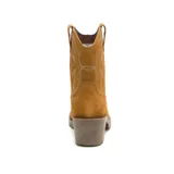 Bota corta de cuero color marrón, con taco cuadrado y punta fina. Presenta costuras decorativas de estilo western en la caña y el empeine. Cuenta con suela de goma.