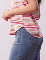 Remera de modal estampada a rayas horizontales en tonos rosa, naranja, beige y blanco, con cuello redondo y mangas cortas.