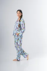 Pijama de algodón estampado, compuesto por una camisa de manga larga con botones y un pantalón recto con elástico en la cintura.