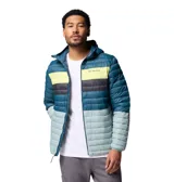 Campera puffer con capucha, diseño color block en tonos azul, gris y amarillo. Cuenta con cierre frontal completo, bolsillos laterales y logo de la marca estampado en el pecho.