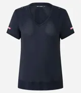 Remera deportiva negra de poliamida con mangas cortas, cuello redondo, textura y recorte cutout en la espalda con inscripción Active en rosa.