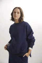 Sweater de algodón en color azul marino, con cuello redondo, mangas largas con puños acanalados y diseño holgado.