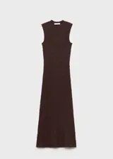 Vestido midi marrón de tejido texturizado, cuello Perkins y sin mangas.