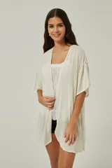 Kimono color crudo de tejido ligero con mangas cortas y cinta para atar.