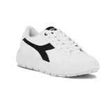 Championes urbanos Diadora modelo Rocket, color blanco con logo lateral en negro. Presentan una plataforma gruesa y dentada.