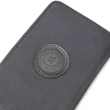 Billetera rectangular de material textil color negro, con cierre perimetral y logo circular de la marca Extra Large en el centro. Incluye una pequeña correa de mano con terminales metálicos.
