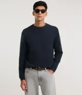 Suéter de punto para hombre, color celeste, con textura acanalada horizontal, cuello redondo y mangas largas con puños ajustados.