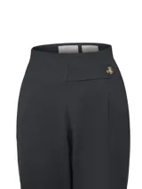 Pantalón gris de tiro alto y corte recto, confeccionado en mezcla de lana y poliéster reciclado. Presenta pretina limpia con cierre invisible lateral y un botón decorativo en el lateral.
